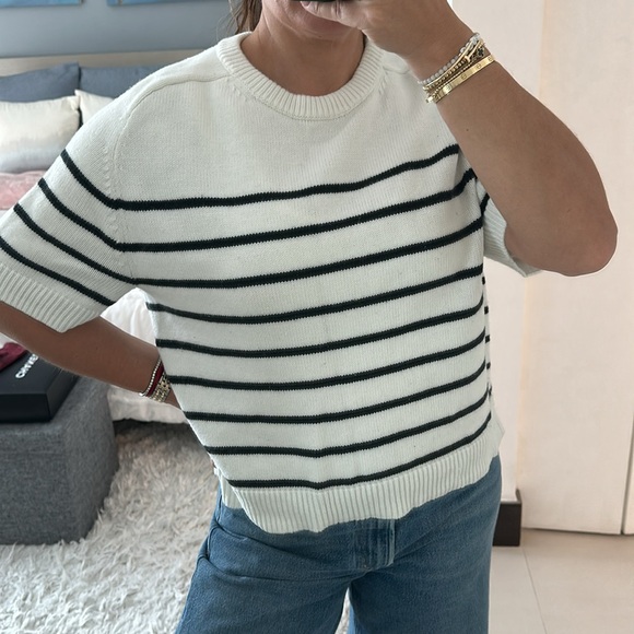 A&F Short Sleeve Tshirt - Picture 2 of 3